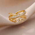 Bague Multi-Rangs Croisés Dorée et Lignes de Zirconium
