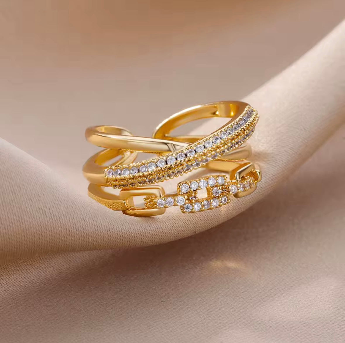 Bague Multi-Rangs Croisés Dorée et Lignes de Zirconium