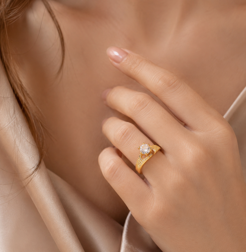 Bague Ajustable ÉCLAT IMPÉRIAL – Finition Dorée & Cristal Brillant