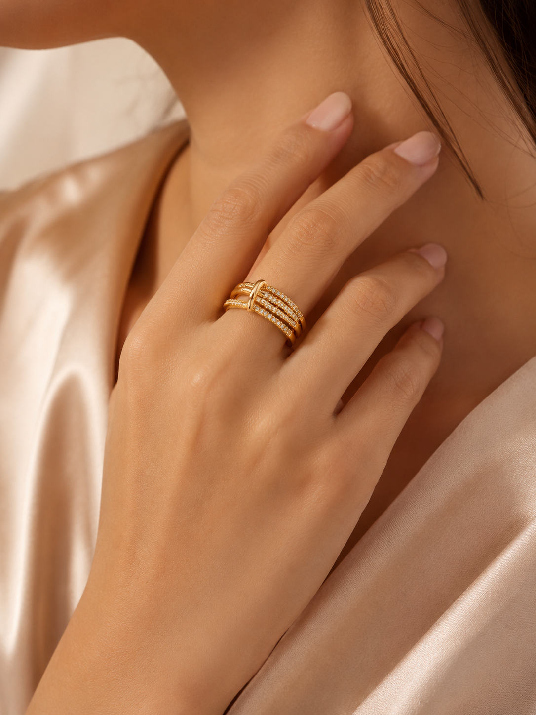 Bague Ajustable Dorée Sertie de Zircons – Éclat Nœud Royal
