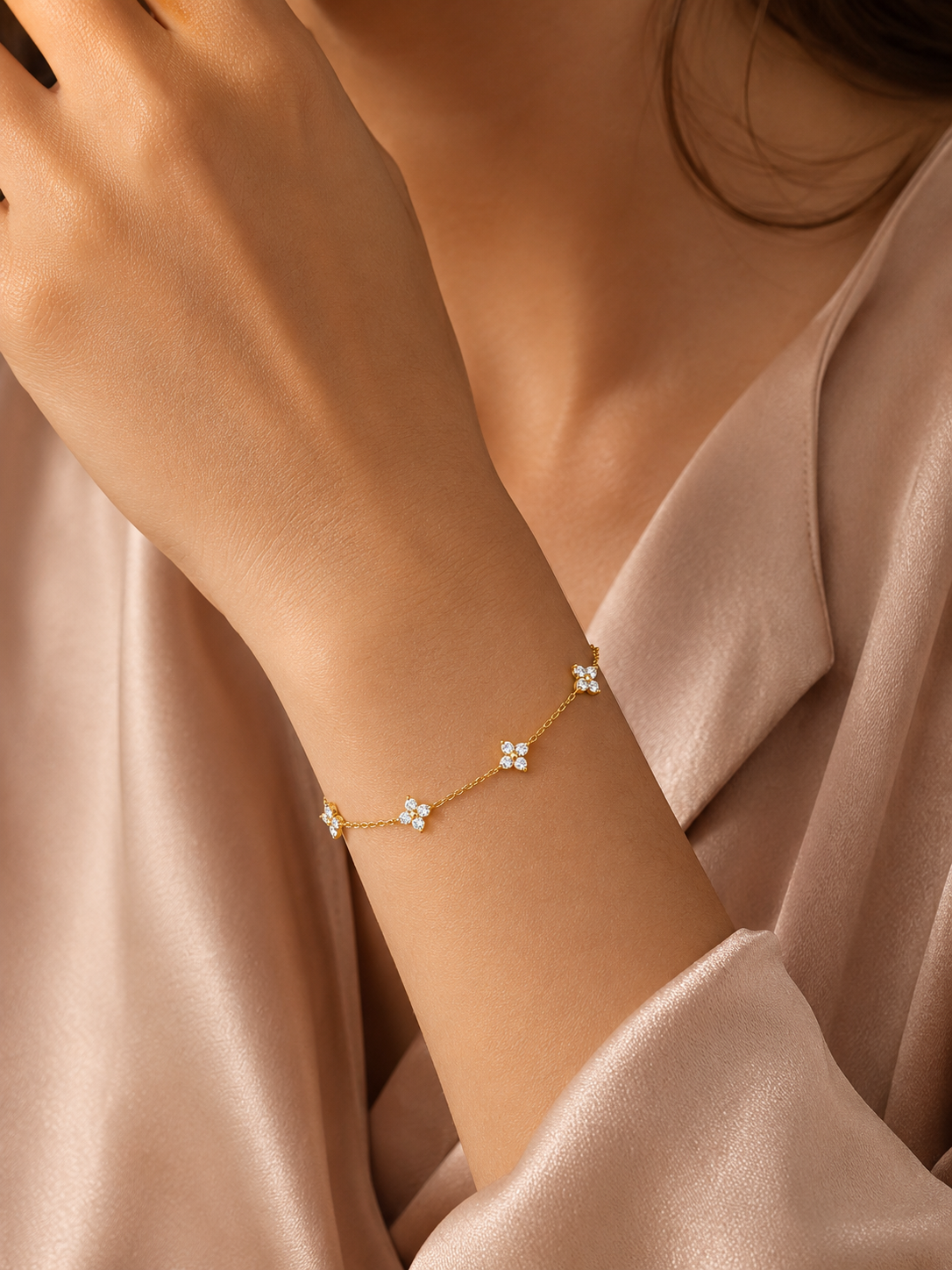 Bracelet Flora Éclat™ – Chaîne Fine Dorée & Fleurs Scintillantes en Zircon